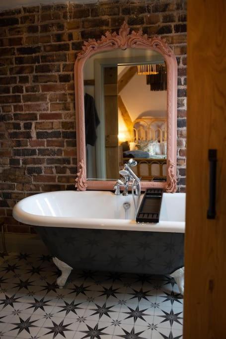 The Cart House - Beautiful Contemporary Barn - Hot Tub Apartment บริดจ์นอร์ท ภายนอก รูปภาพ